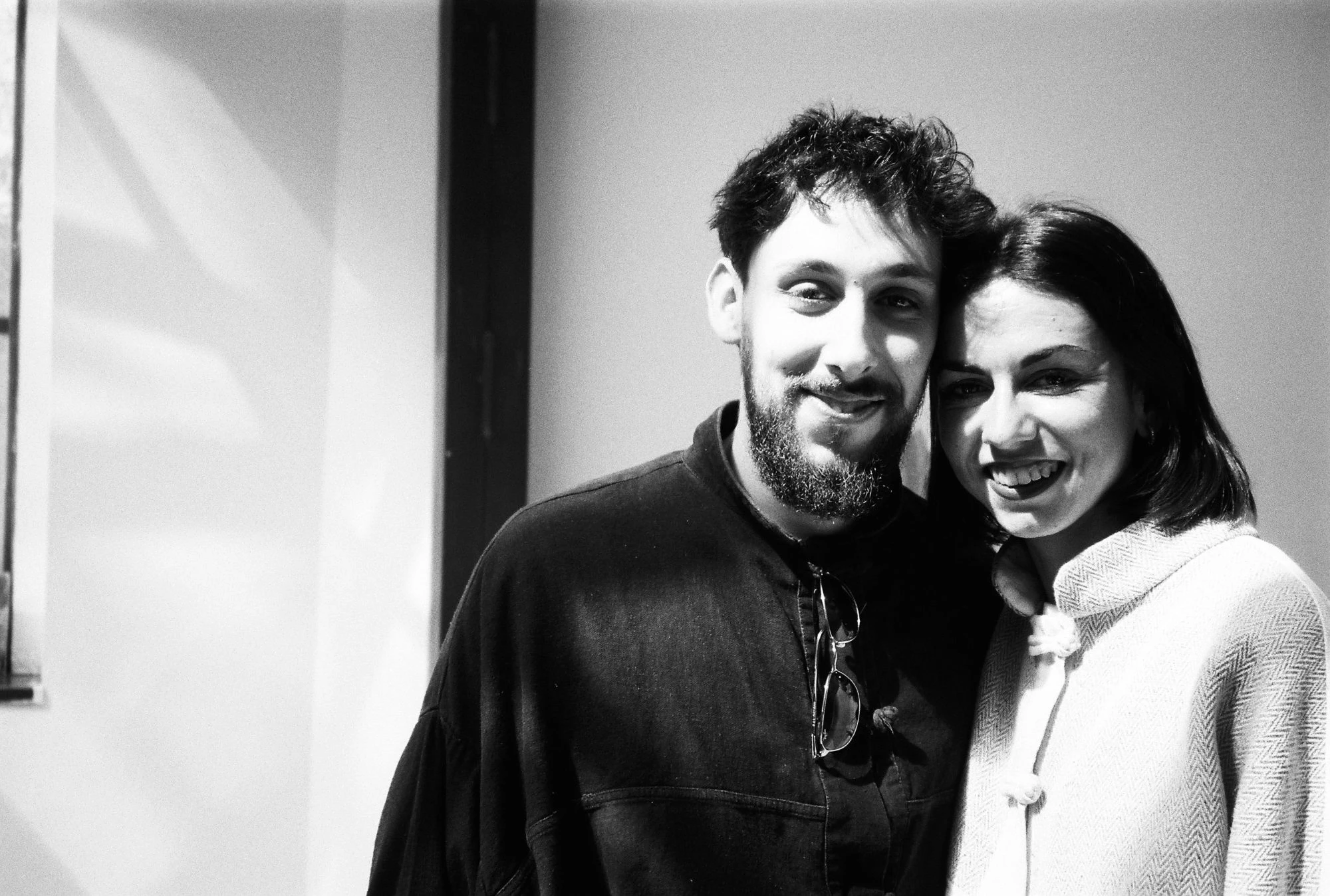 Adriana y Gonzalo sonríen juntos, en blanco y negro.