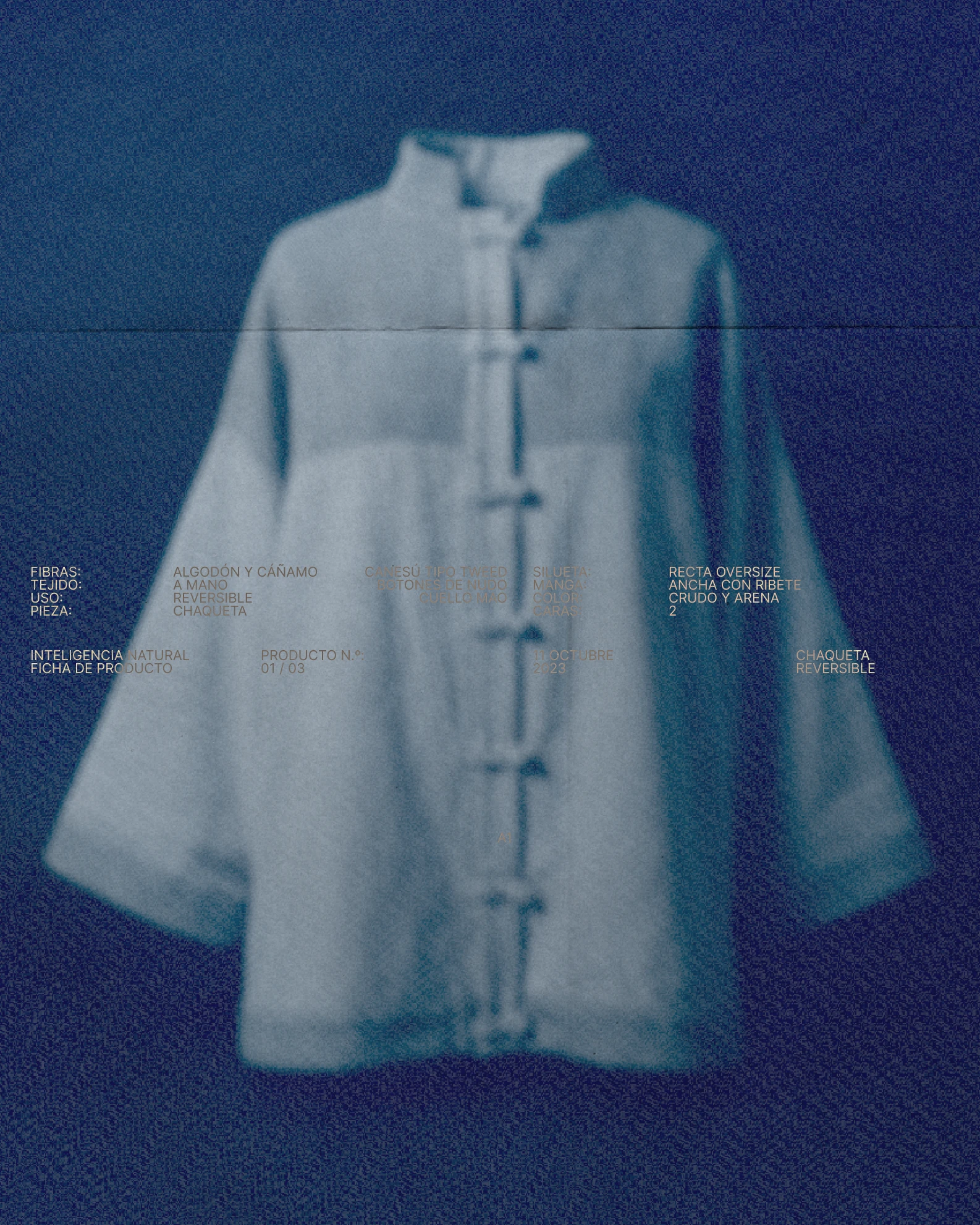 Ficha de producto de la chaqueta reversible, en azul: algodón y cáñamo tejidos a mano, corte recto oversize, en crudo y arena.